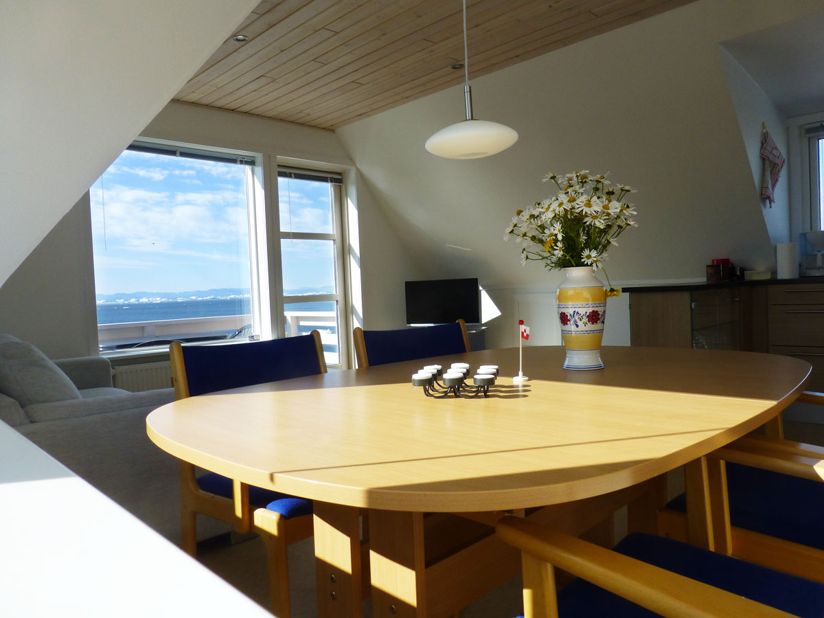 Spisebord ved vinduet